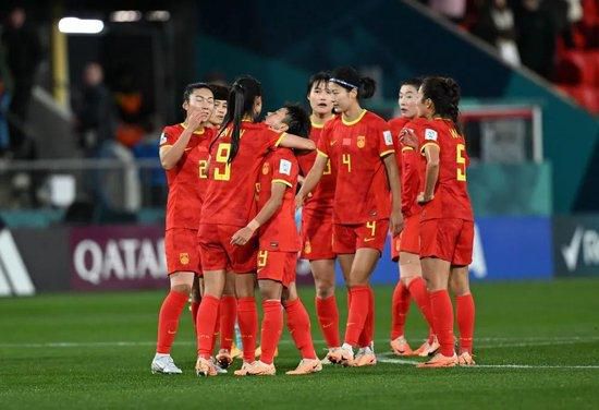 李昊阳连忙哀求：馨语，我真不是这个意思……黄馨语冷声道：我不管你是什么意思，今天我就给你两个选择，要么滚蛋，要么去给我狠狠的打那个贱人。